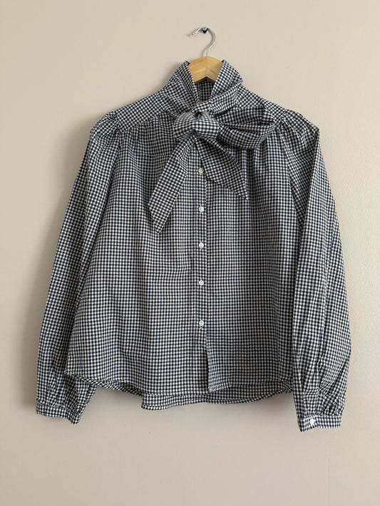 Chemise avec col lavallière vichy bleue marine et blanche