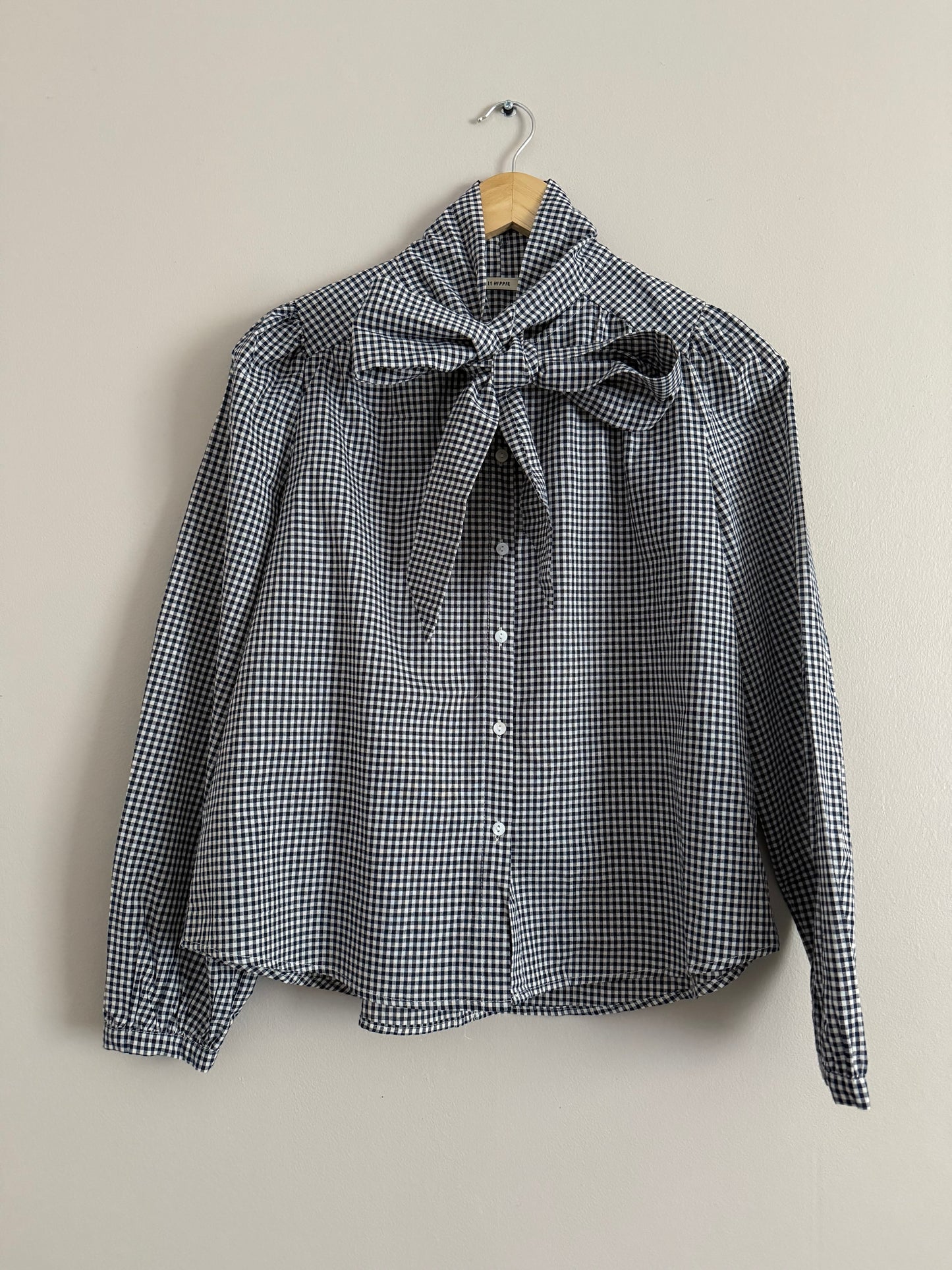 Chemise avec col lavallière vichy bleue marine et blanche