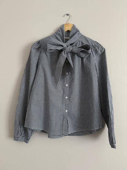 Chemise avec col lavallière vichy bleue marine et blanche