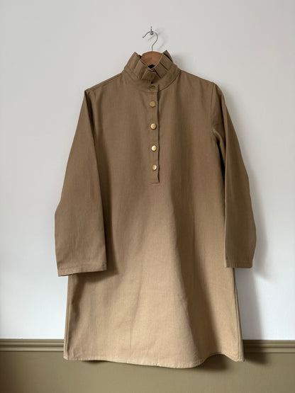 Robe en jean beige avec col froufrous