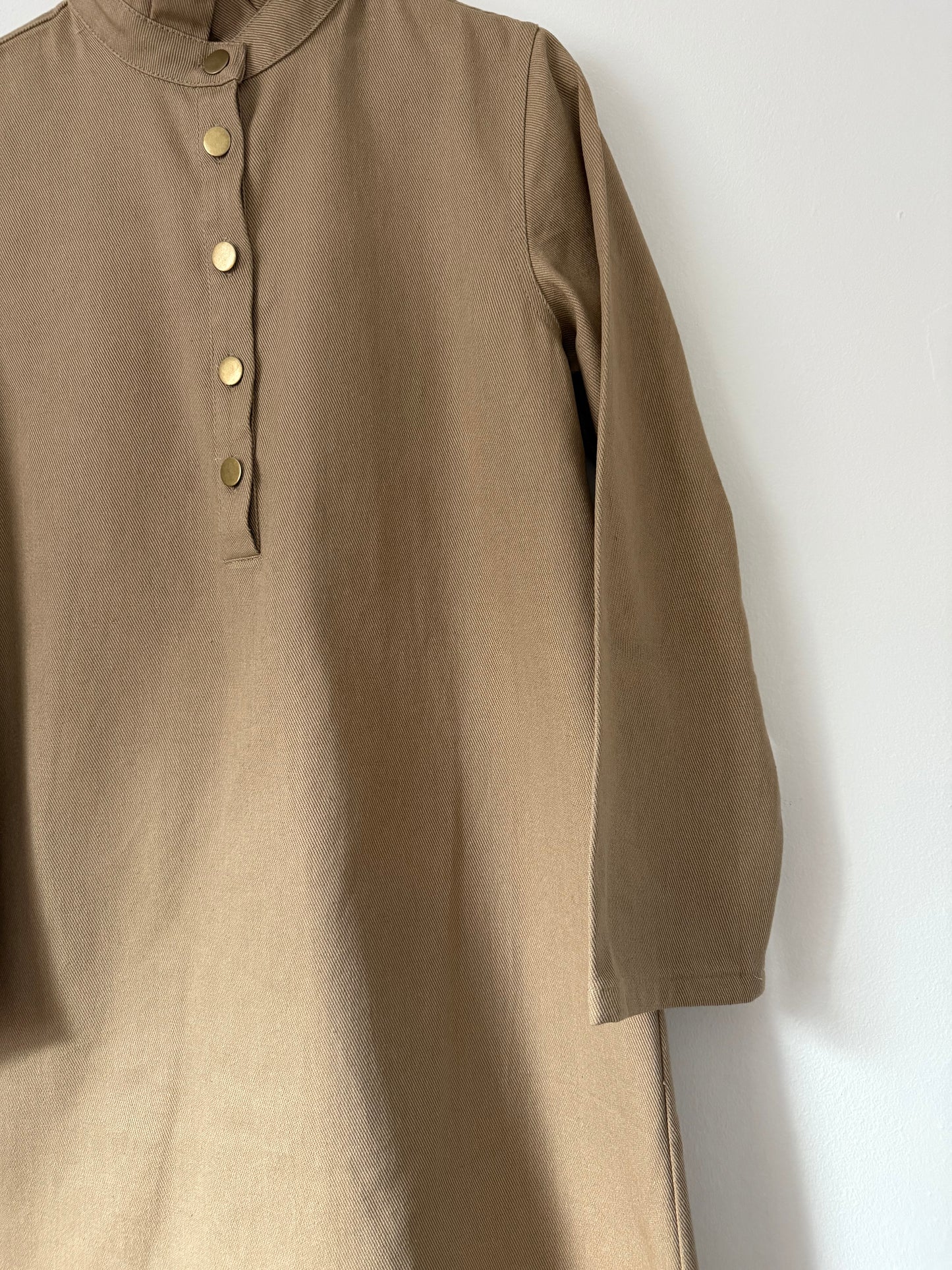 Robe en jean beige avec col froufrous