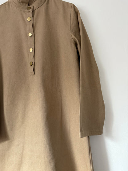 Robe en jean beige avec col froufrous