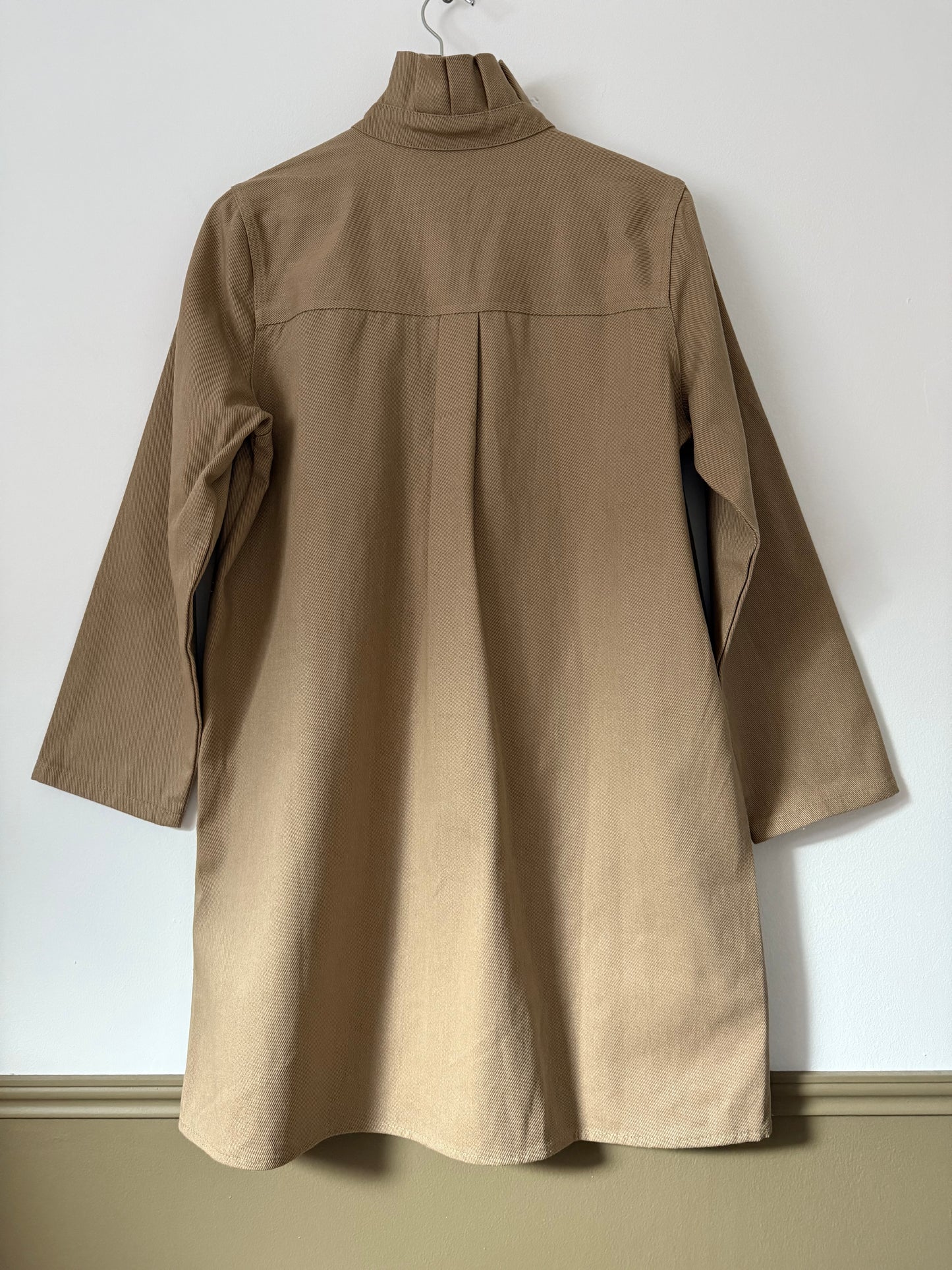 Robe en jean beige avec col froufrous