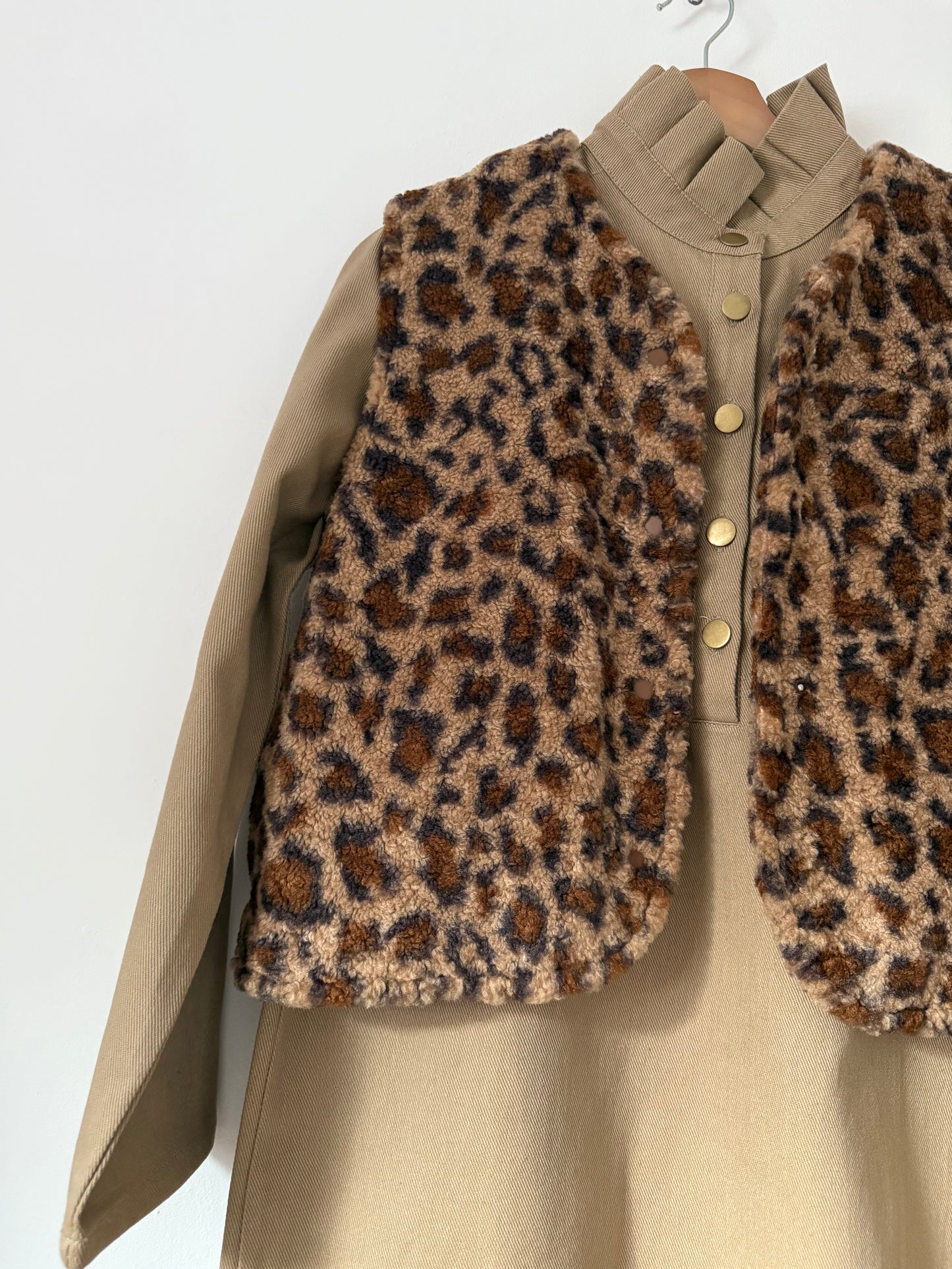 Gilet sans manches imprimé léopard marron